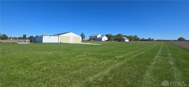 view of yard featuring a rural view