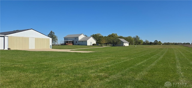 view of yard featuring an outdoor structure and a garage