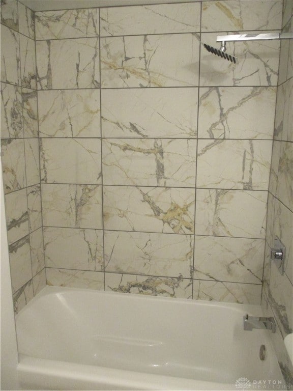 bathroom featuring tiled shower / bath combo