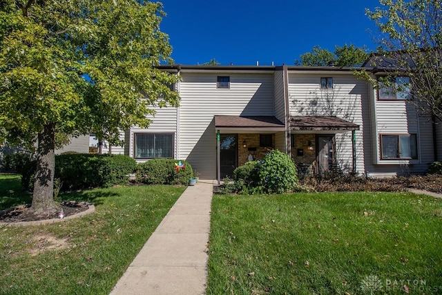 townhome / multi-family property featuring a front yard