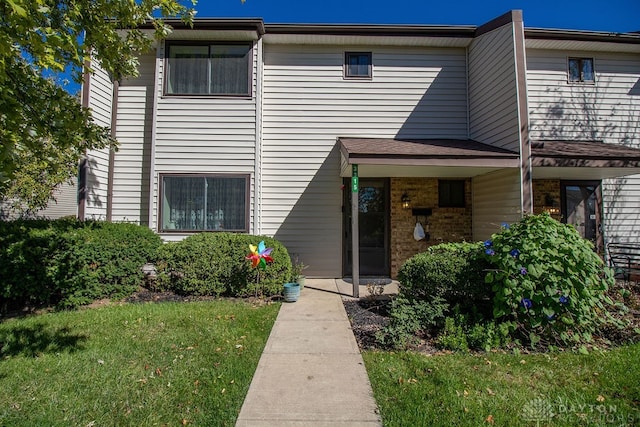 view of front of property featuring a front yard