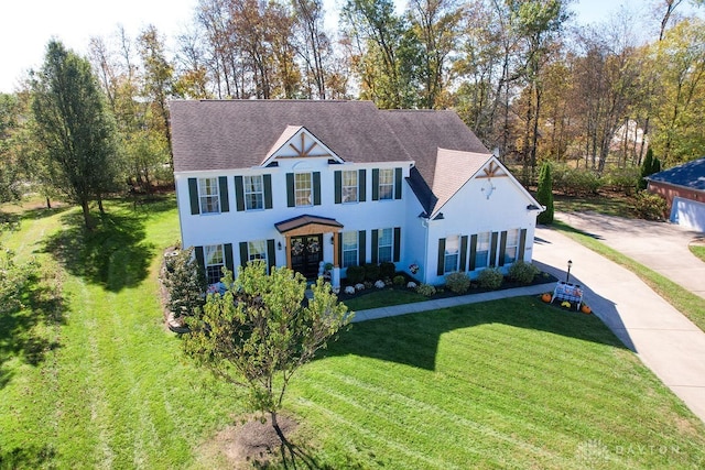 view of front facade featuring a front yard