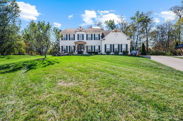 colonial home featuring a front lawn