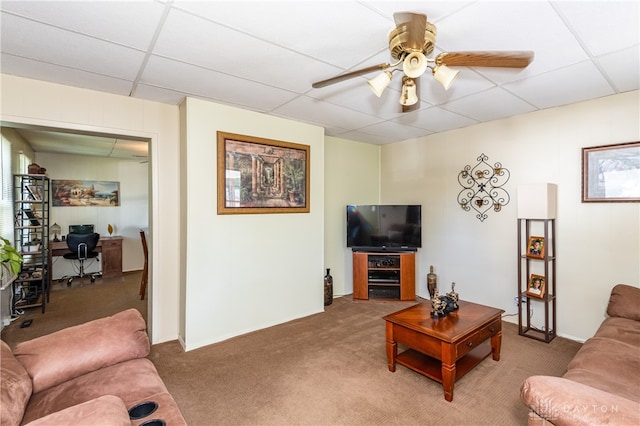 living room featuring carpet floors, a drop ceiling, and ceiling fan