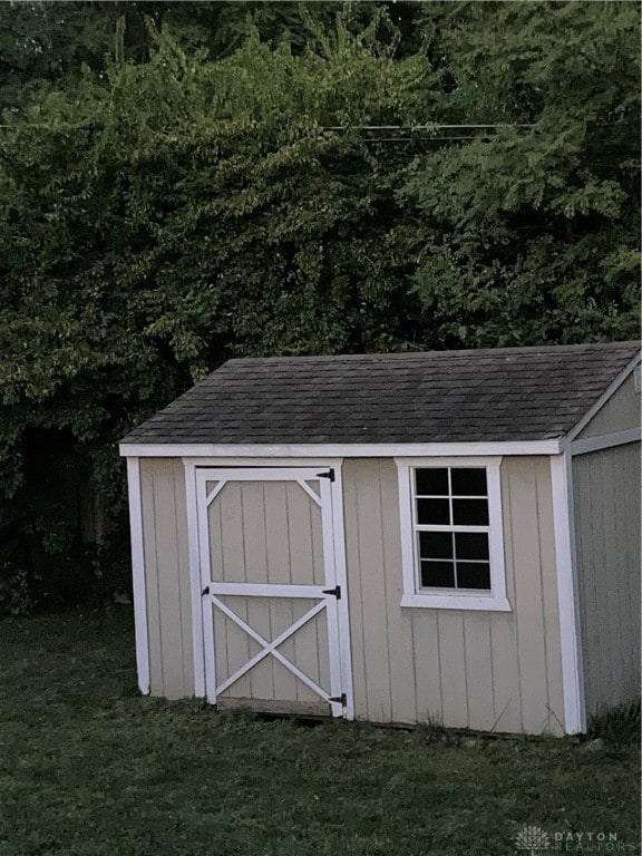 view of outbuilding with a yard