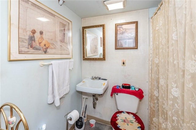 bathroom with a shower with curtain and sink