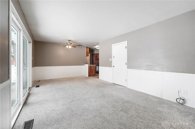 carpeted empty room featuring ceiling fan