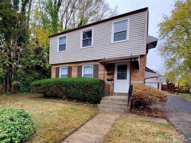 view of front of house featuring a front yard