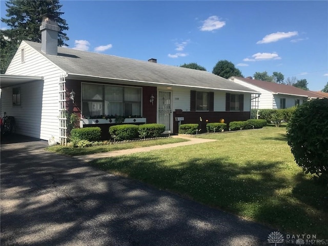 single story home with a front lawn