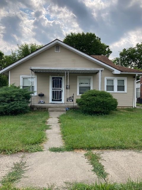 view of front of home with a front lawn