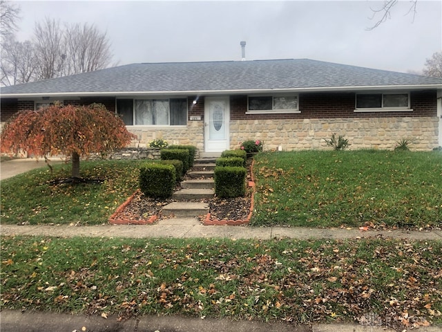 single story home featuring a front lawn