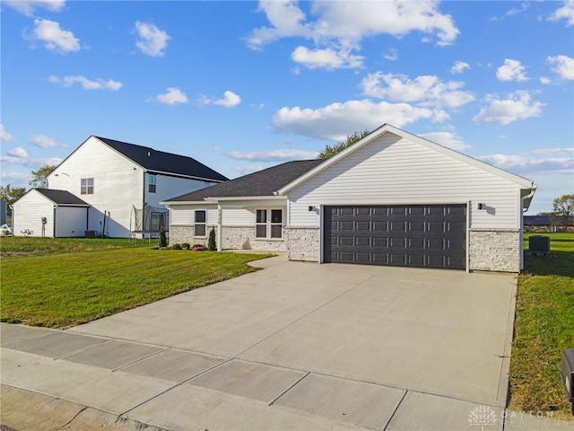 view of front of property featuring a front yard and a garage