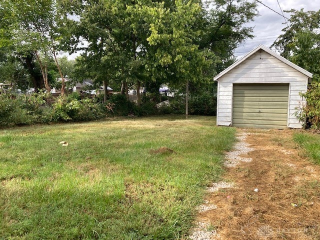 view of yard with an outdoor structure and a garage