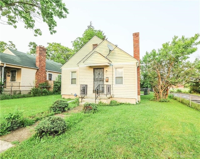 view of front facade featuring a front yard