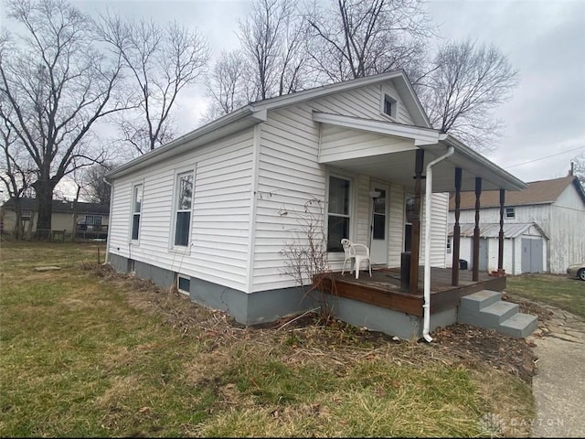 view of front of home featuring a porch and a front lawn