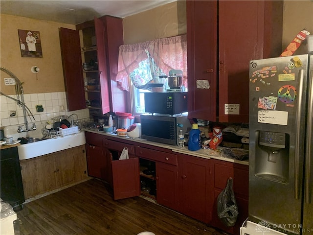 kitchen with stainless steel appliances, dark wood-type flooring, and tasteful backsplash