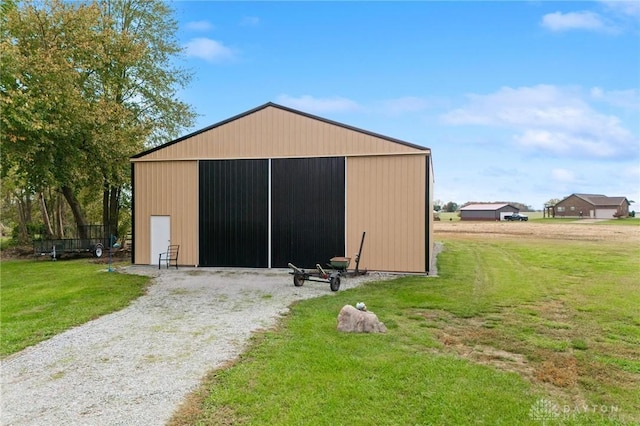 view of pole building featuring a yard