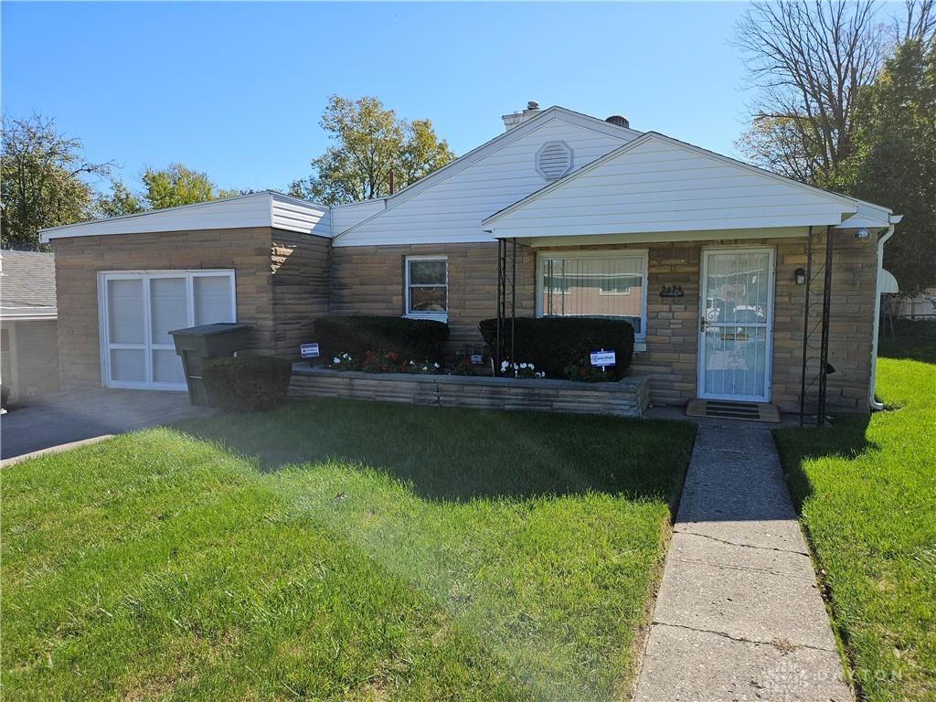 view of front of home featuring a front lawn