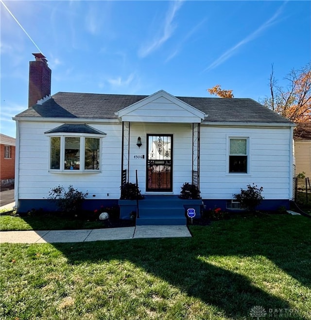 view of front of property with a front lawn