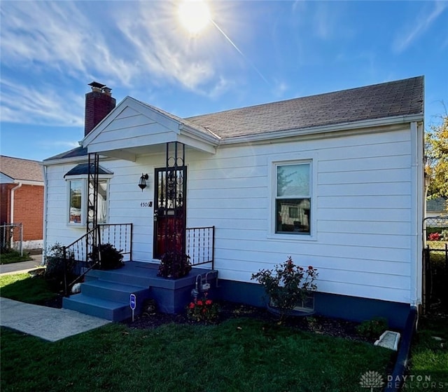 view of front of house with a front lawn