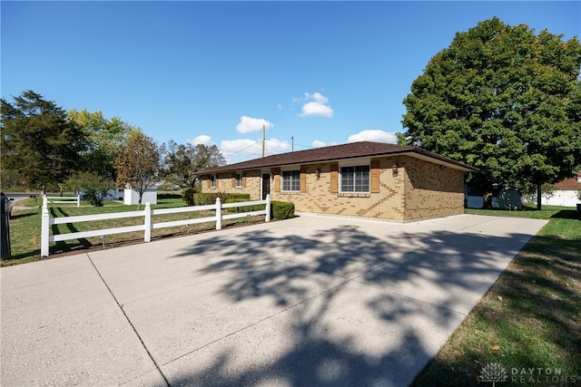 single story home with a front yard