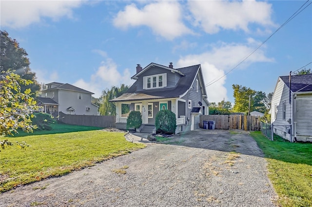 view of front of property featuring a front yard