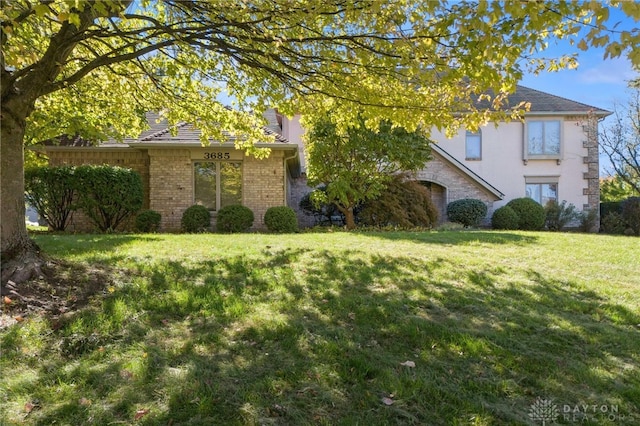 view of front of property featuring a front lawn