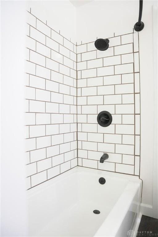 bathroom with tiled shower / bath