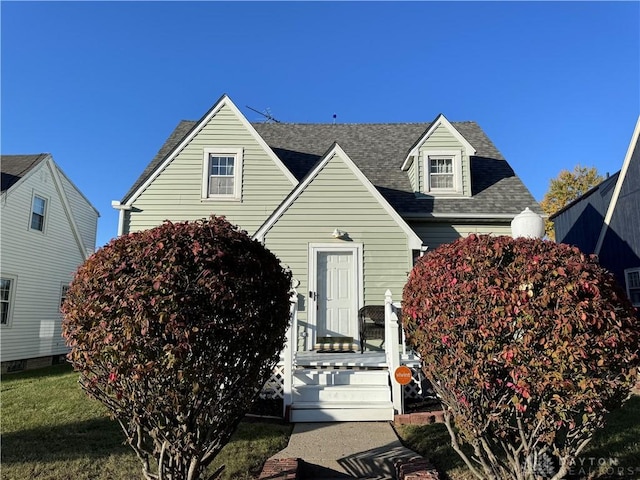 new england style home with a front lawn