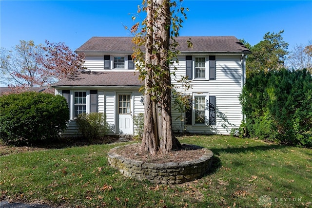 colonial house featuring a front lawn