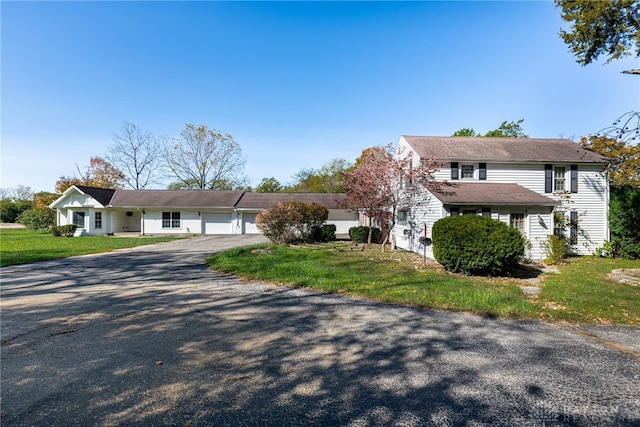 view of front of home featuring a front lawn