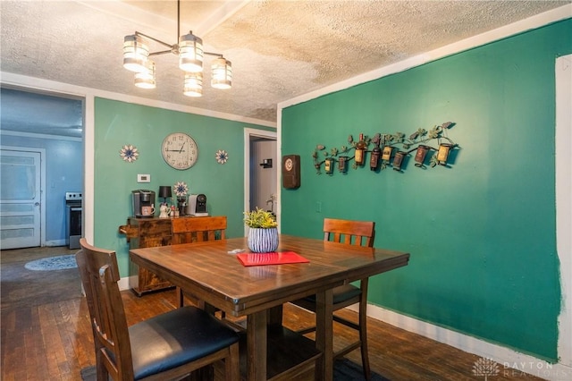 dining area featuring baseboards, hardwood / wood-style flooring, a textured ceiling, crown molding, and a notable chandelier