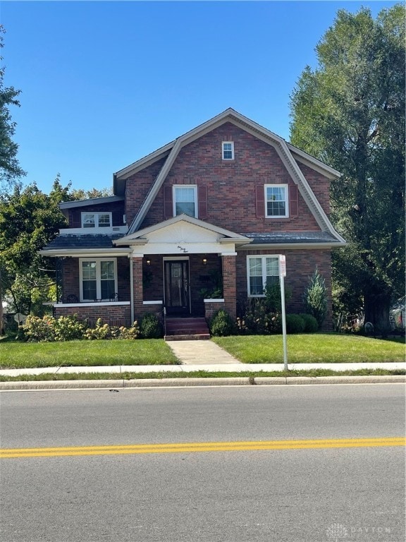 view of front facade with a front yard