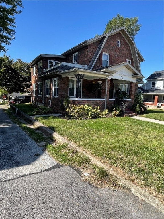 view of front facade with a front yard