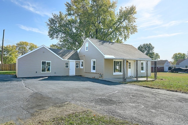 view of front of home with a front lawn