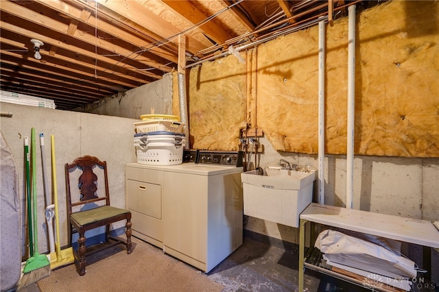 washroom featuring sink and washing machine and clothes dryer