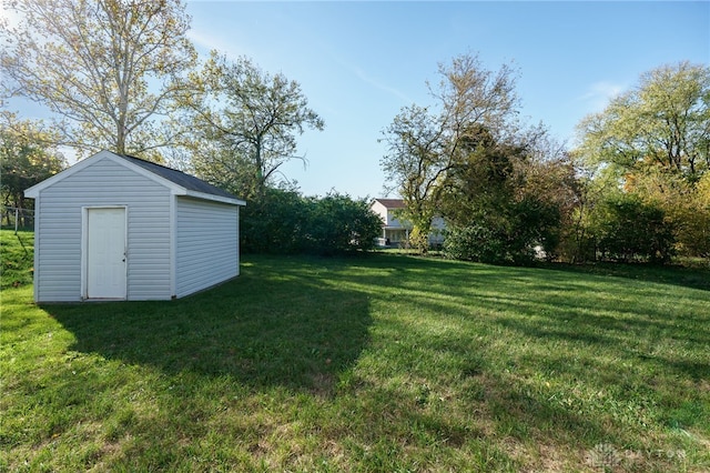 view of yard featuring a storage shed