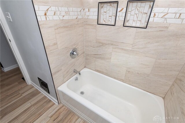 bathroom with tiled shower / bath