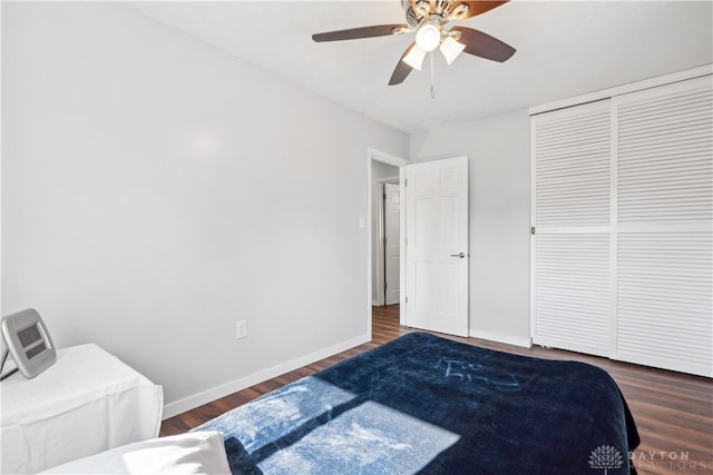 bedroom featuring ceiling fan, dark hardwood / wood-style flooring, and a closet