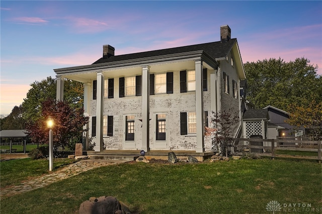 view of front facade with a lawn