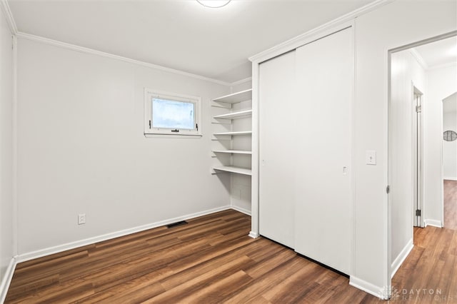 walk in closet featuring dark hardwood / wood-style floors