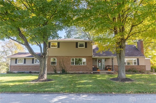 view of front facade featuring a front yard