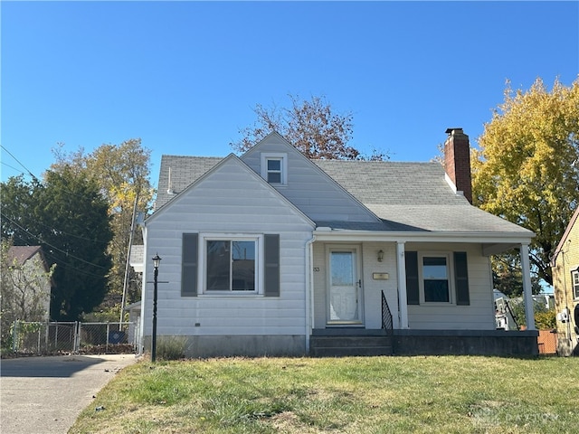 view of front of home featuring a front yard