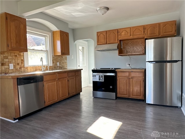 kitchen with dark hardwood / wood-style floors, sink, appliances with stainless steel finishes, and tasteful backsplash