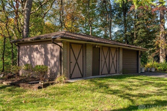 view of outdoor structure featuring a yard