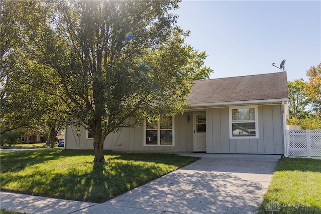 view of front of home featuring a front yard