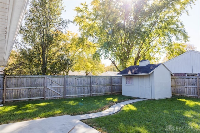 view of yard featuring a storage unit