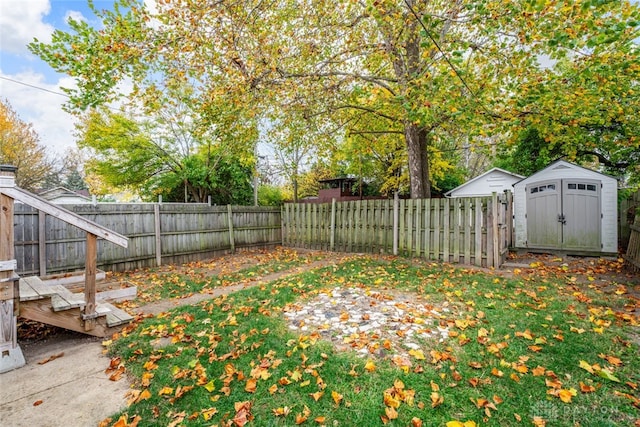 view of yard with a storage shed