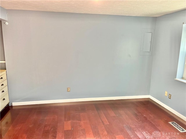 5 Devon Ct, Fairfield, OH 45014 - spare room with dark wood-style floors, baseboards, and a textured ceiling