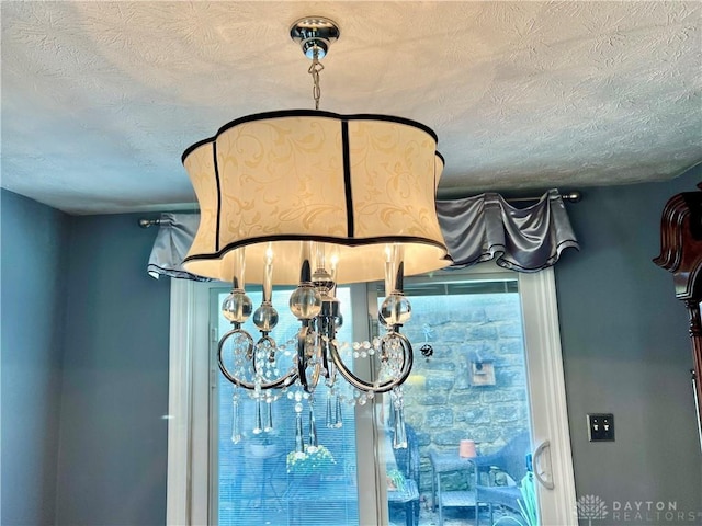 5 Devon Ct, Fairfield, OH 45014 - detailed view of a textured ceiling and a chandelier